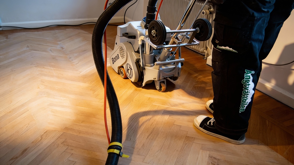 Golvslipning av parkettgolv med professionell slipmaskin.