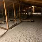 Vind med nyinstallerad lösullsisolering mellan takbjälkar