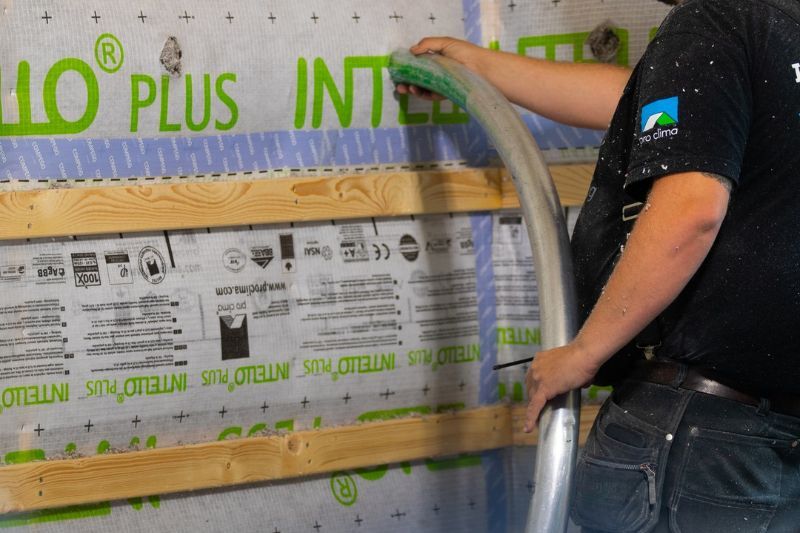 Installatör som blåser in isolering i vägg med lösullsmetod