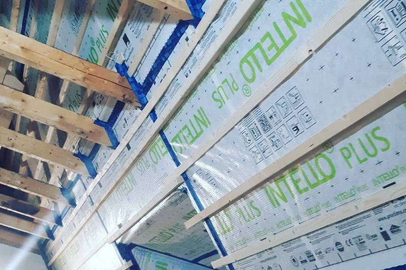 Tak med isoleringsskivor och förberedelse för isolering i byggnad