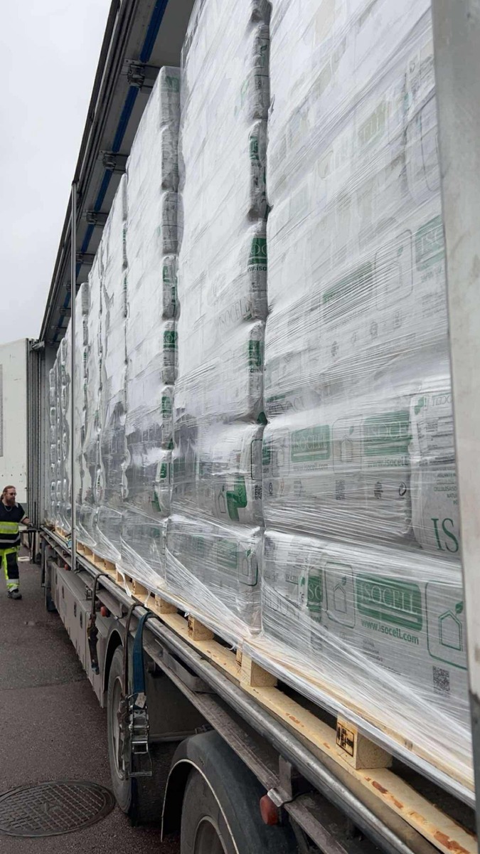 Lastbil med leverans av isoleringsmaterial till byggarbetsplats