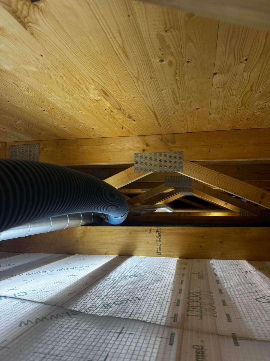 Vind med isolering och ventilationsrör i takkonstruktion