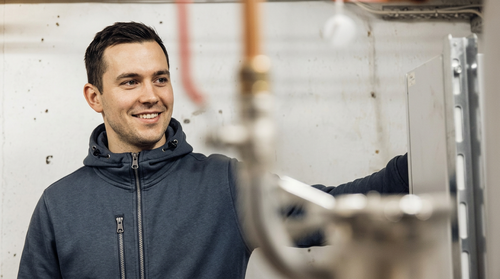 Modern glasfasad kontorsbyggnad