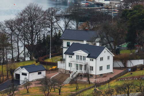 Villa med trädgård vid skymning