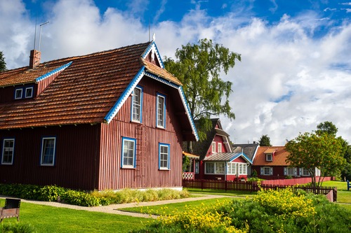 Rött trähus med trädgård i Södermanland