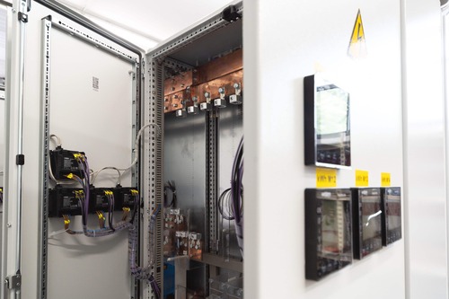 Öppet elskåp med elektrisk utrustning och komponenter