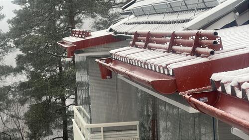 Hustak med snö och installerade taksäkerhetsdetaljer