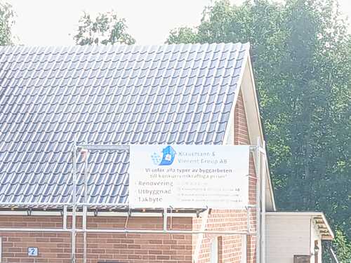 Villa med nylagt tak och byggställning