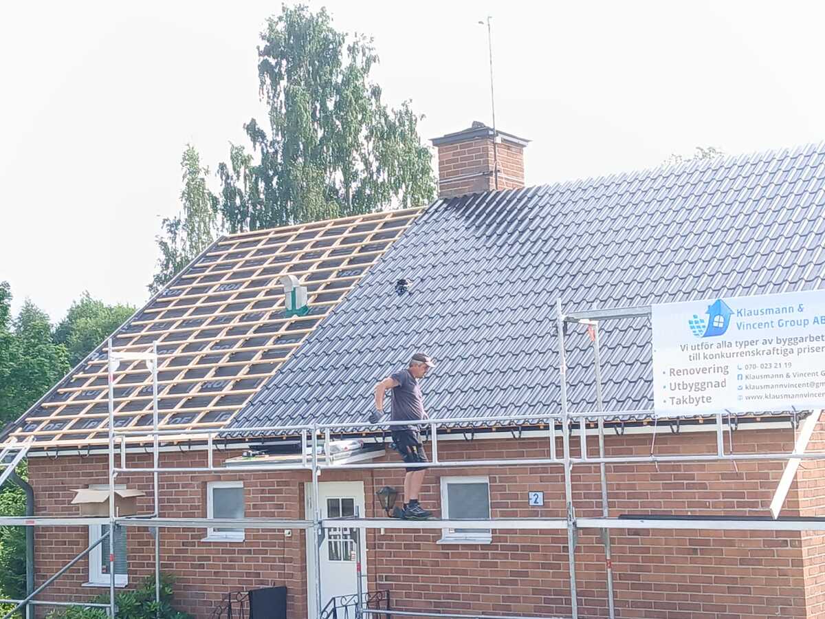 Pågående takarbete på bostadshus med takpannor