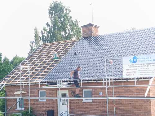 Pågående takarbete på bostadshus med takpannor
