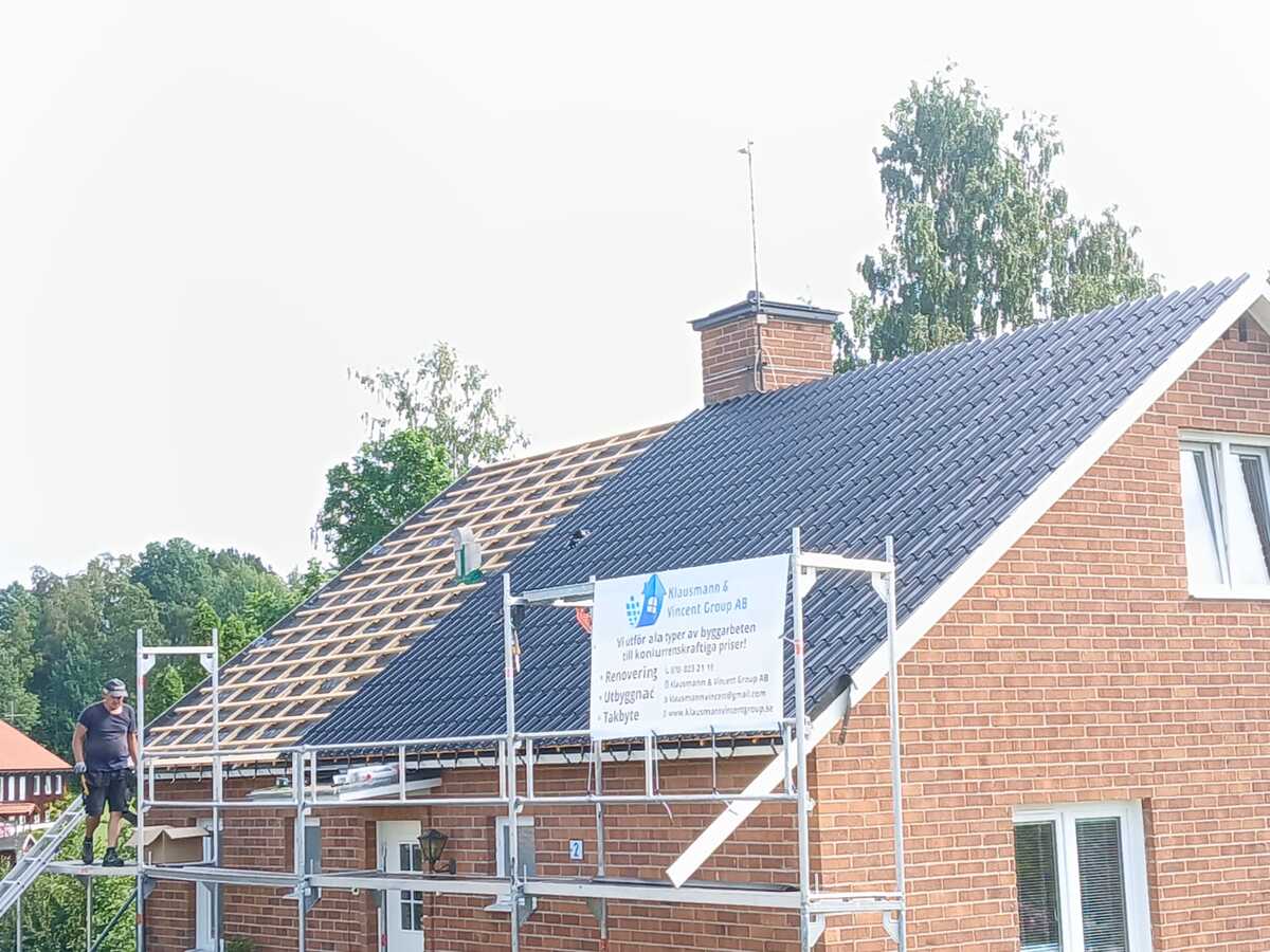 Tegelhus med nylagt tak och byggställning