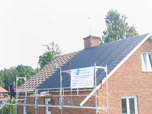 Tegelhus med nylagt tak och byggställning