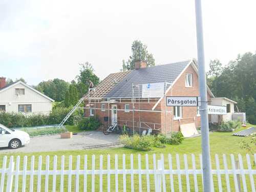 Villa där nytt tak installeras under pågående renovering