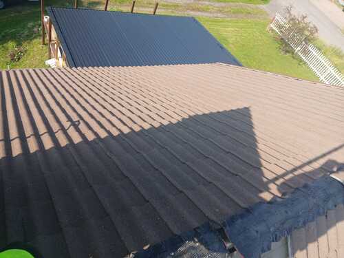 Nytt tak monterat på bostadshus