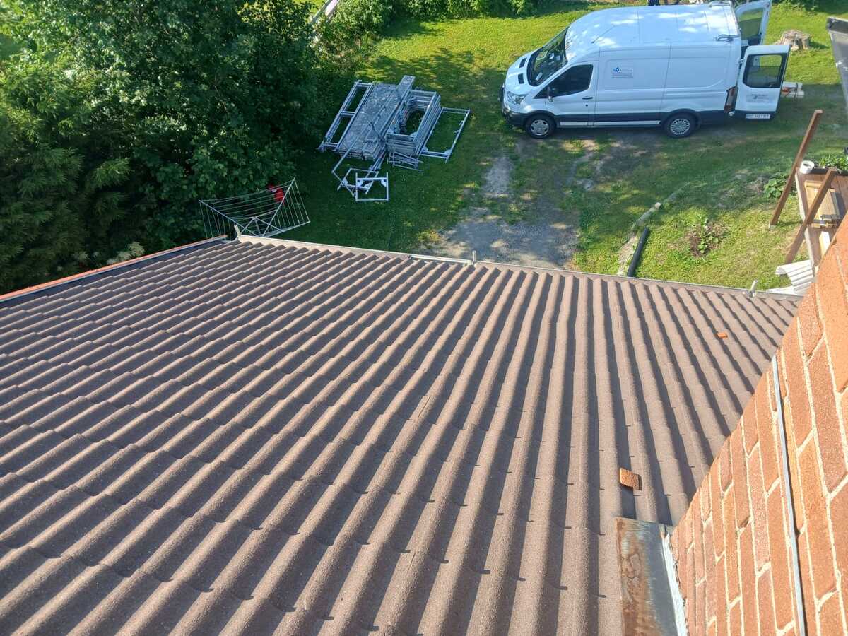 Tak på villa under renovering sett uppifrån