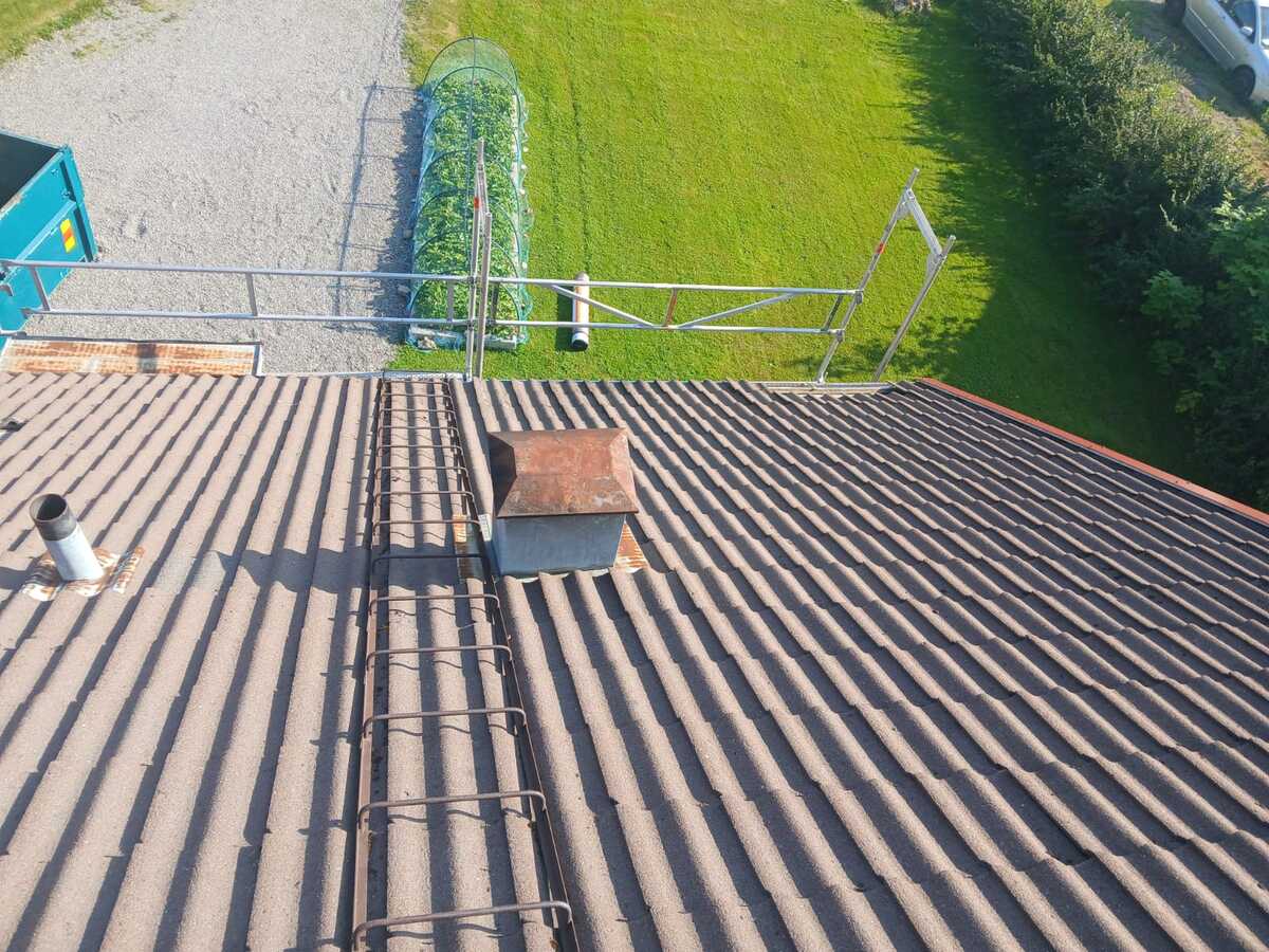 Nyinstallerat tak på hus sett uppifrån