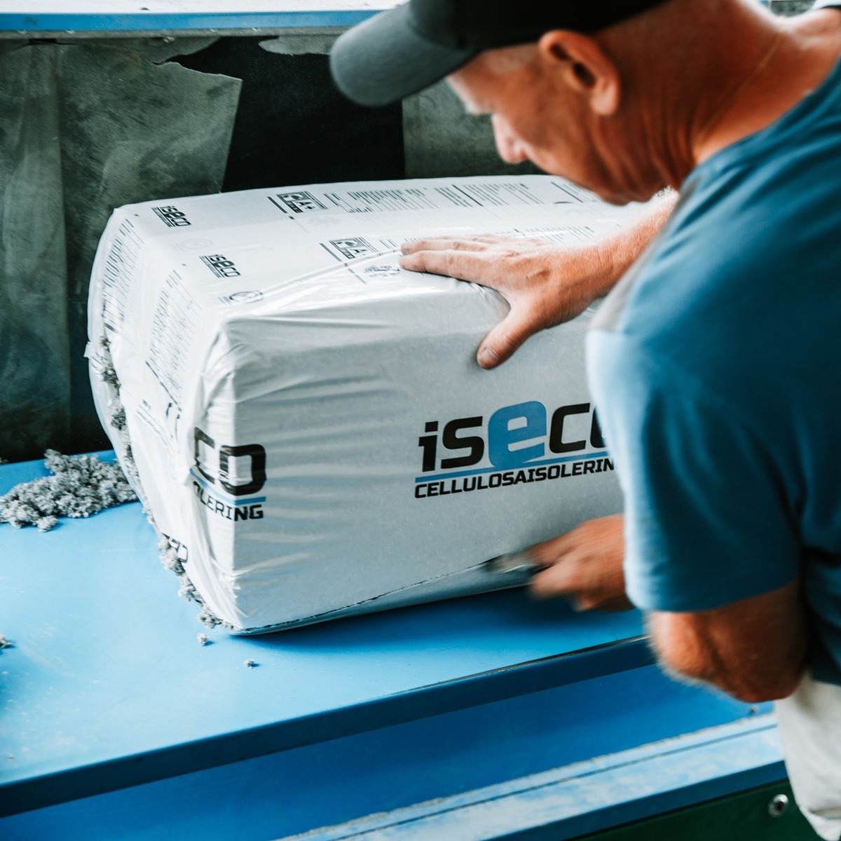 Säck med cellulosa lösullsisolering som förbereds för installation