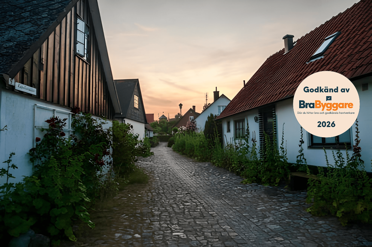 Kullerstensgata i svensk by med klassiska hus och godkänd-stämpel från Villaägarna 2024