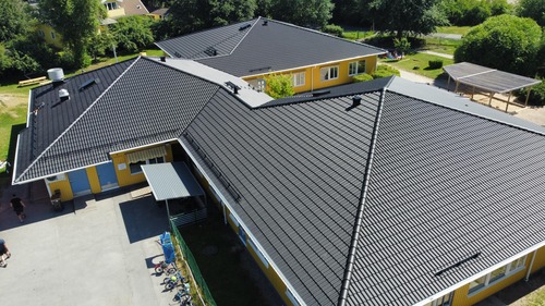 rött tak på grönt hus