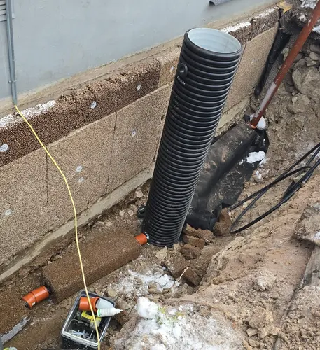 bild på en villarenovering med ett dräneringsrör