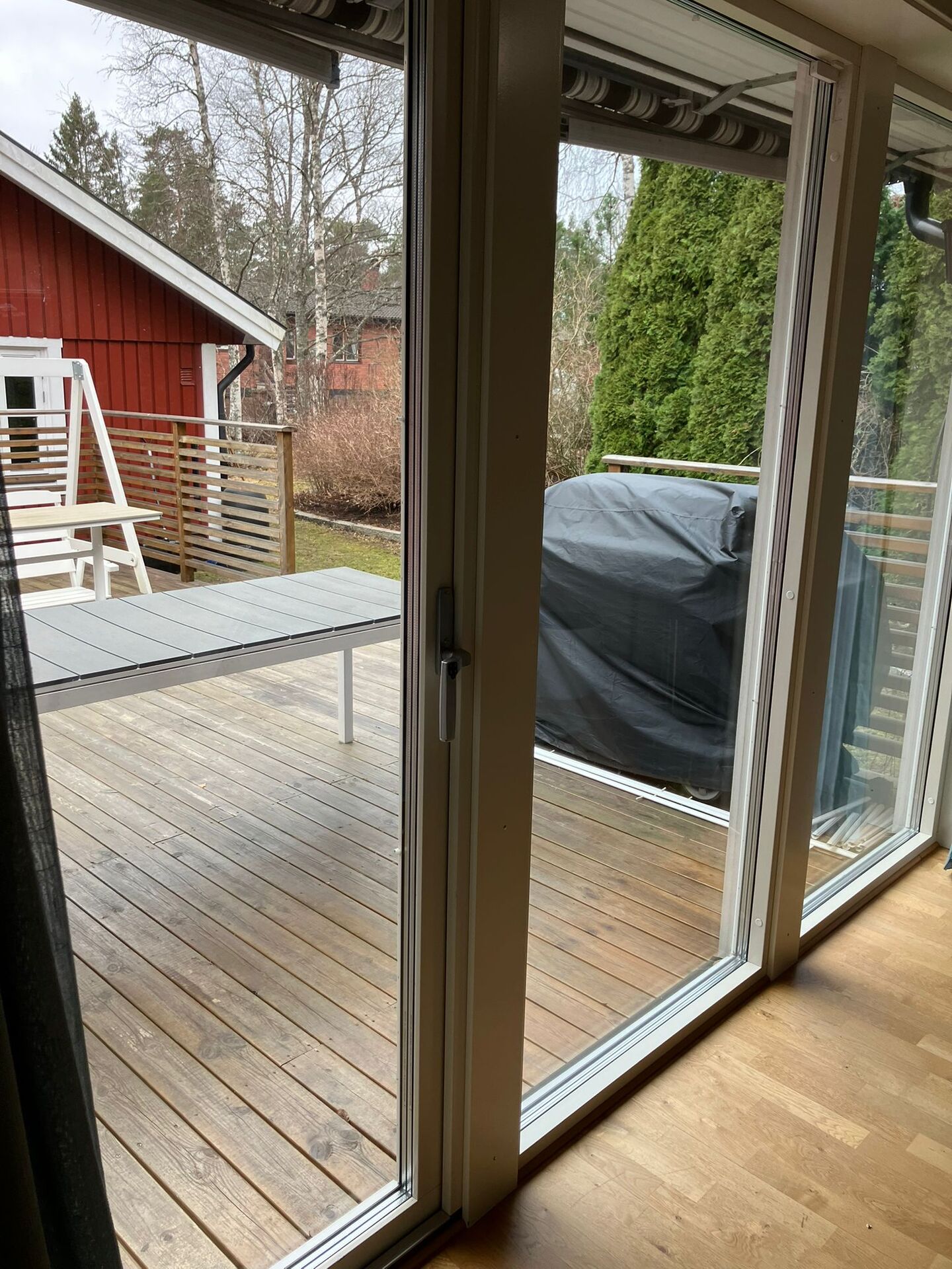 Rengjort fönster med klar utsikt mot trädäck och trädgård