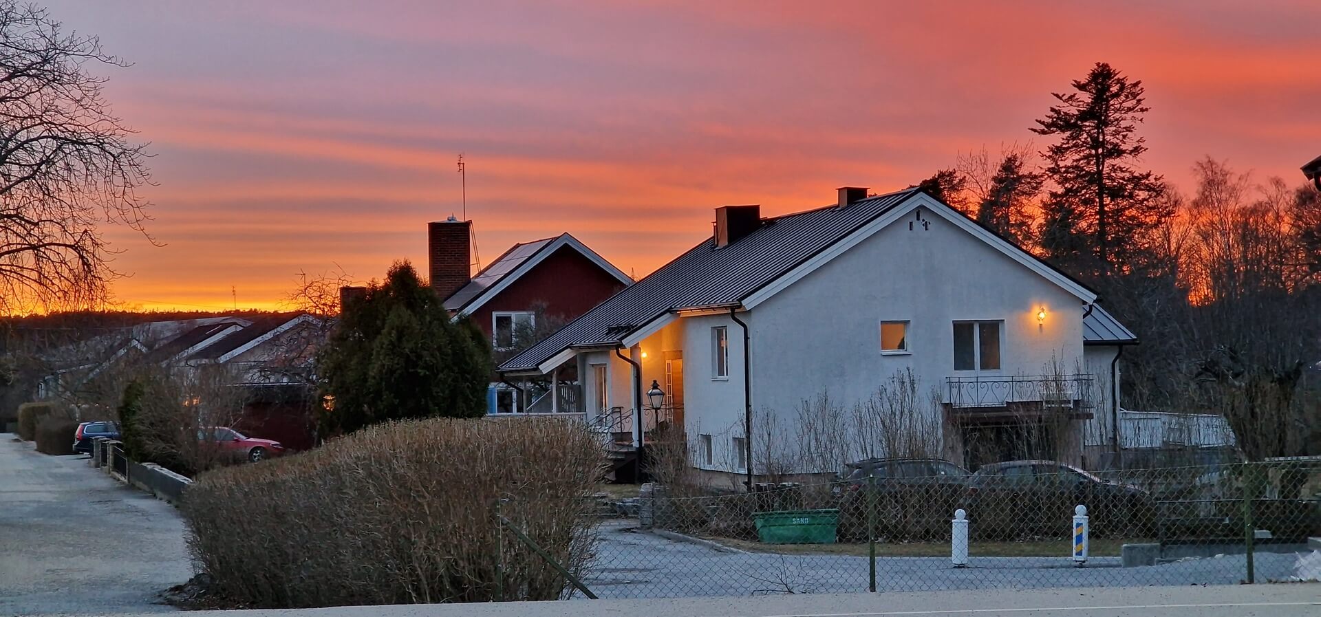 Svenska villor i förort fotograferade vid solnedgång med rosa himmel