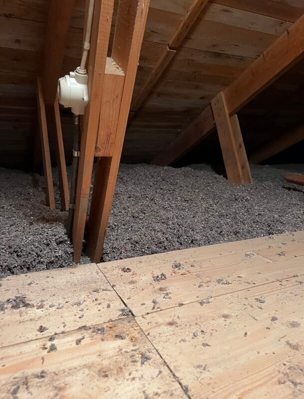 Lösullsisolering på vind under takstolar i trä