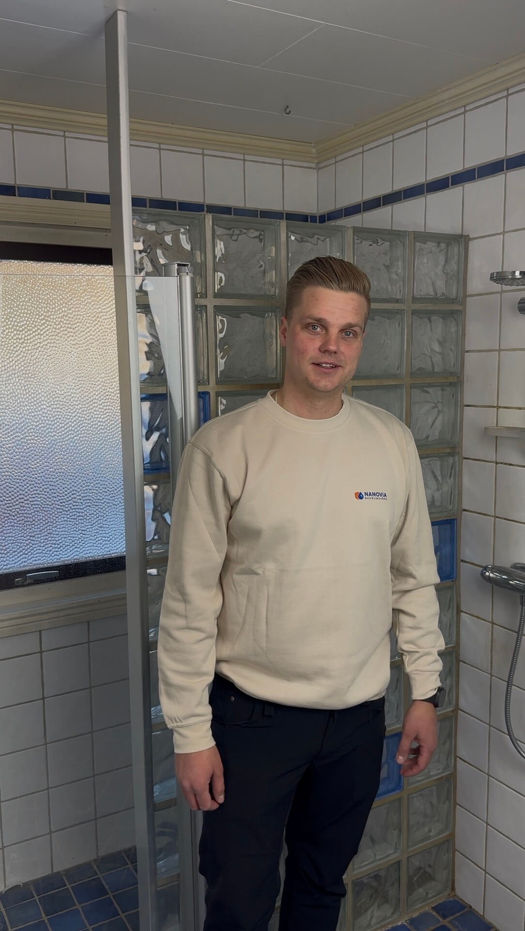 Nanovia-medarbetare i badrum med glasblock och kakel