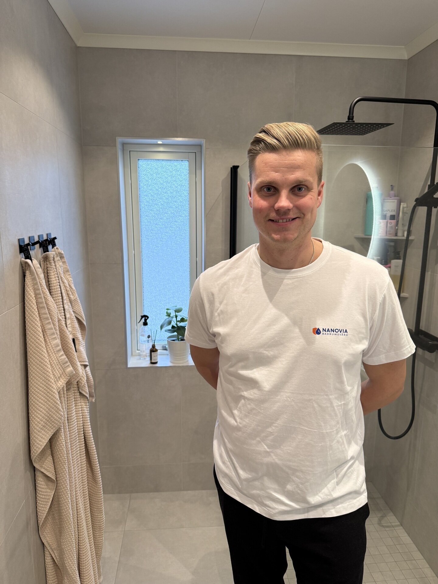 Nanovia Badrumsvård-medarbetare i nyrenoverat badrum