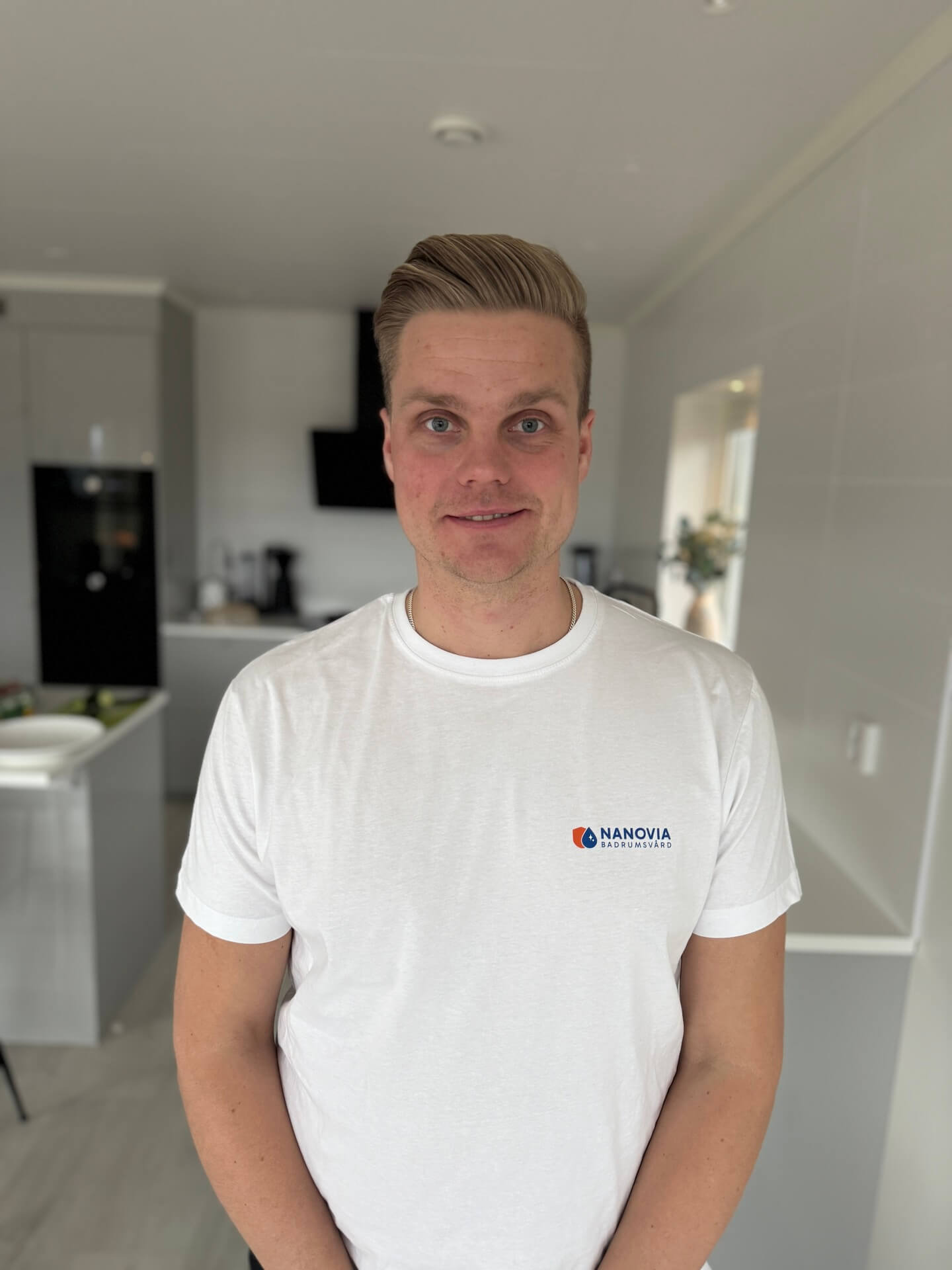 Nanovia Badrumsvård-medarbetare i modernt kök