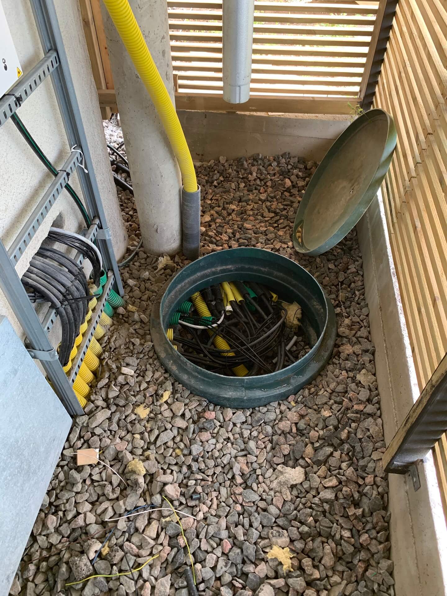 Elkablar och rör dragna utomhus vid husgrund