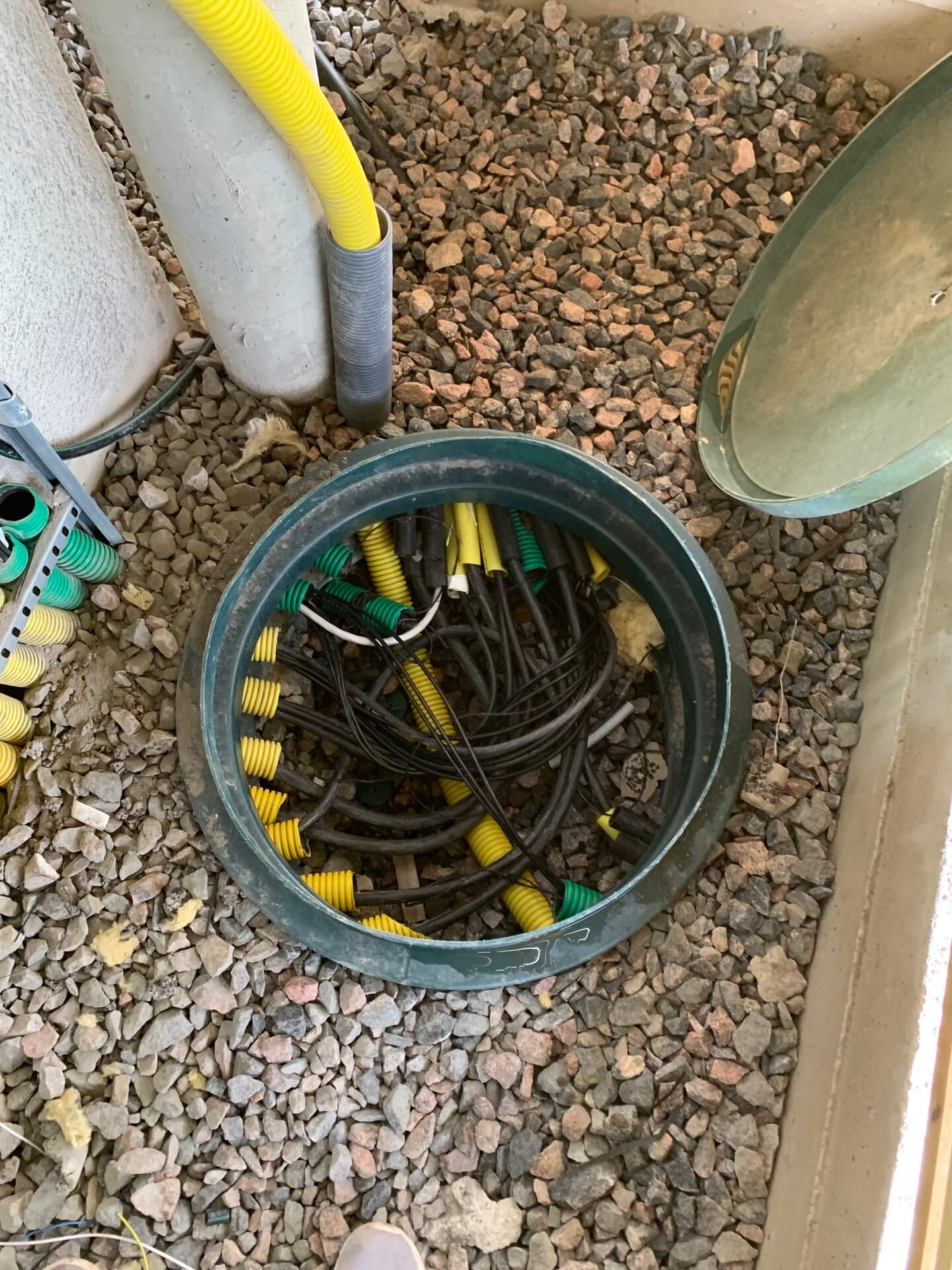 Elkablar och kabelskydd samlade i kopplingdosa på byggarbetsplats