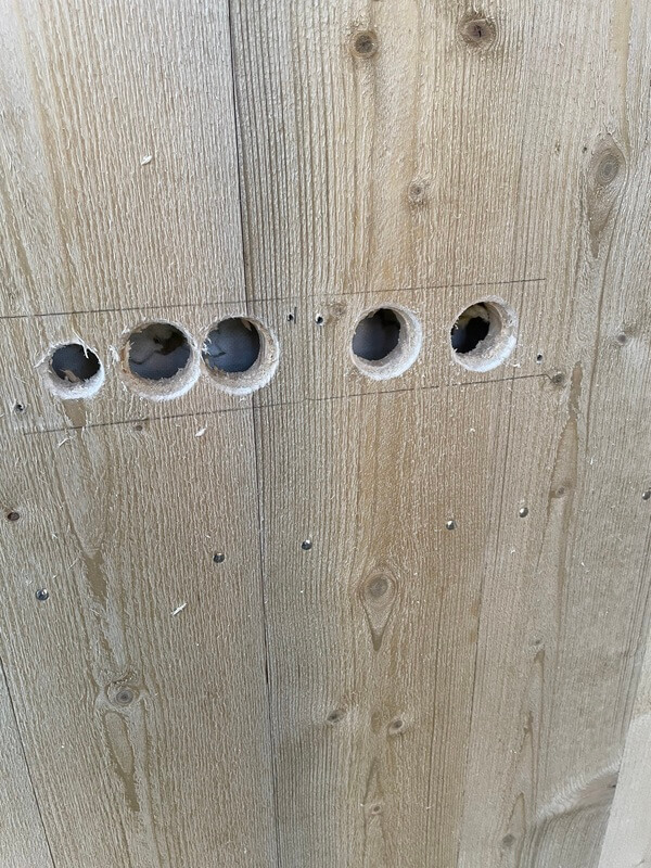 Hål borrade i trävägg för kabeldragning vid elinstallation