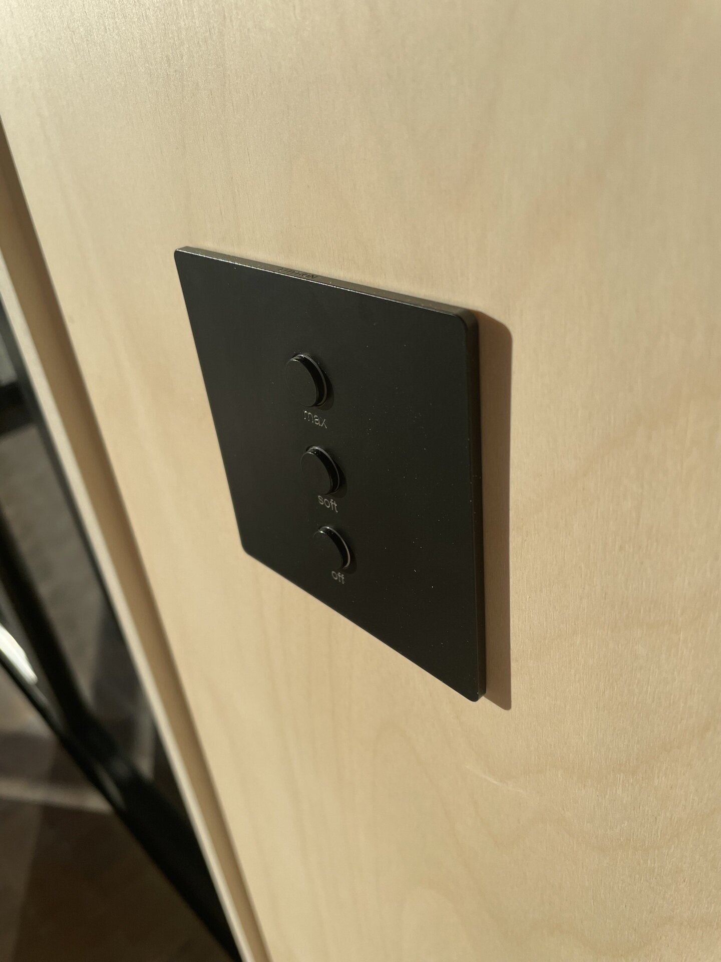 Svart design-dimmer monterad i vägg