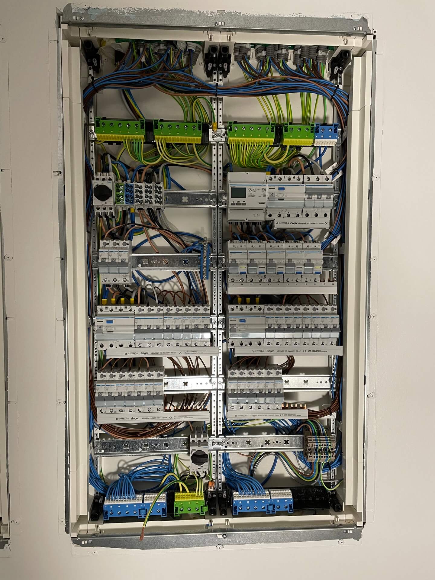 Stor elcentral med automatsäkringar och kablar för kommersiell fastighet