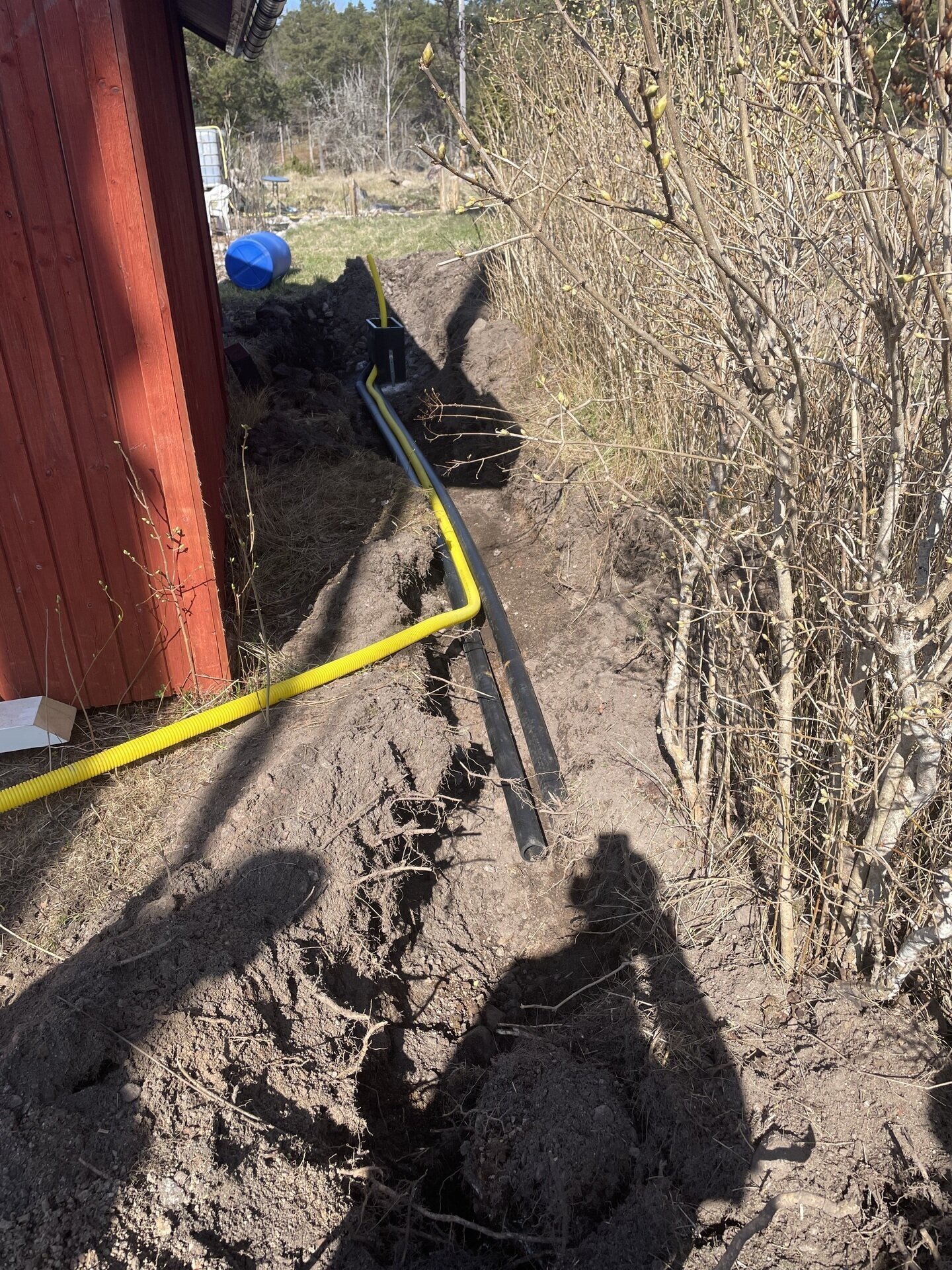 Elkabel nedgrävd i mark utomhus vid husgrund