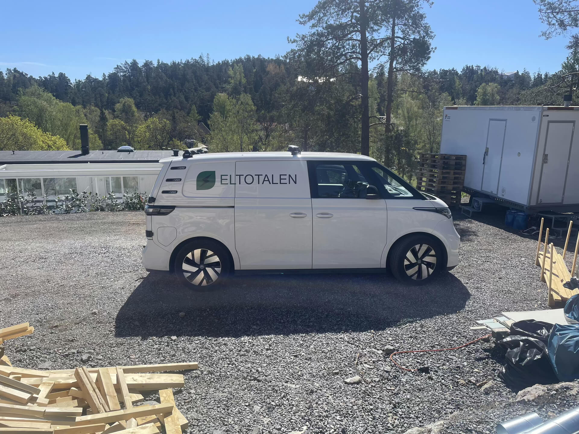Eltotalens vita servicefordon parkerat på byggarbetsplats