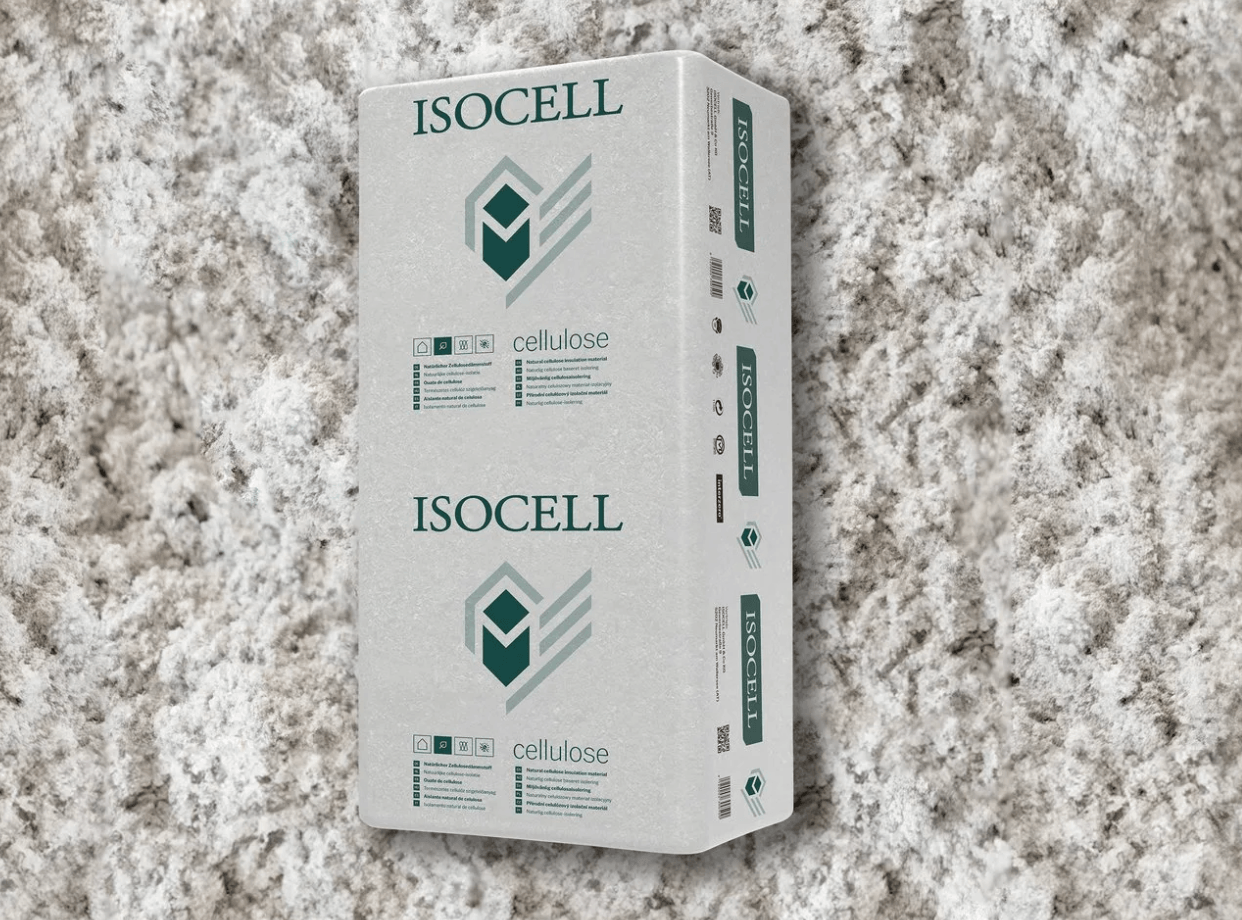 Förpackningar med cellulosaisolering från ISOCELL mot bakgrund av lösull