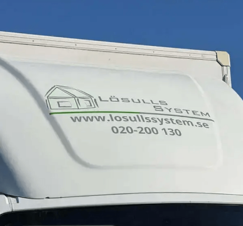 Lösulls Systems servicefordon med logotyp och kontaktuppgifter