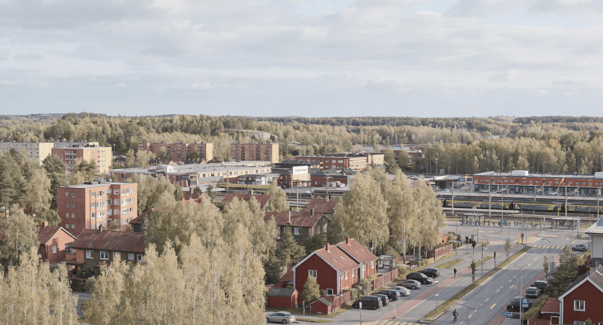 Flygvy över Huddinge centrum med bostadsområde och skog