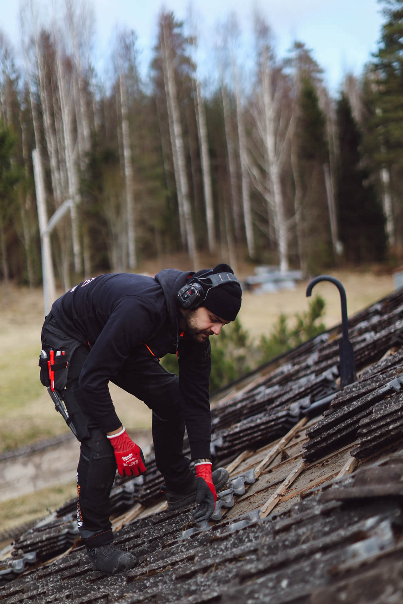 Person som utför arbete på ett tak
