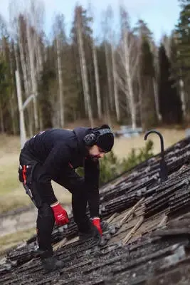 Takläggning med takpannor på villa