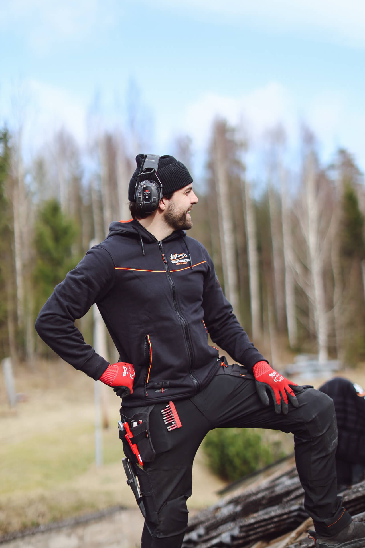 Person med skyddsutrustning utomhus