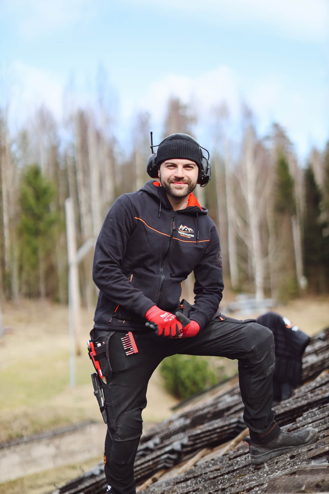 Person i arbetskläder utomhus