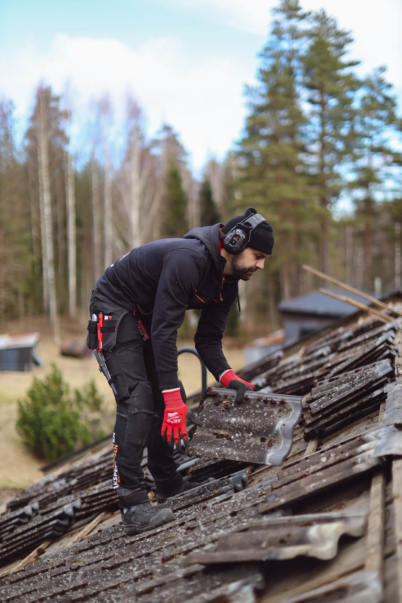 Takarbetare som utför takrenovering