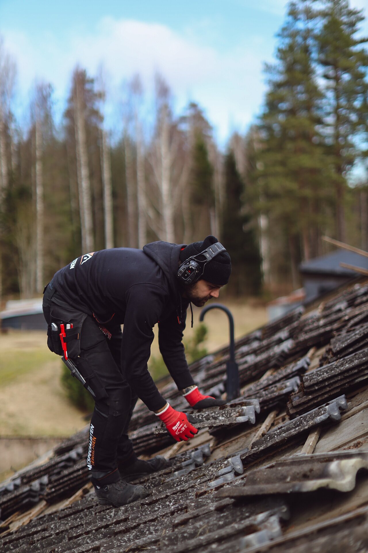 Person som arbetar med takpannor