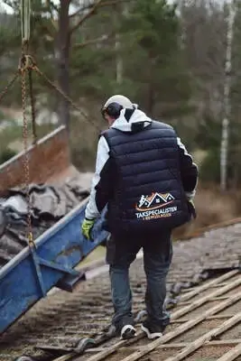 Takbyte i Örebro, takläggare på ett villatak