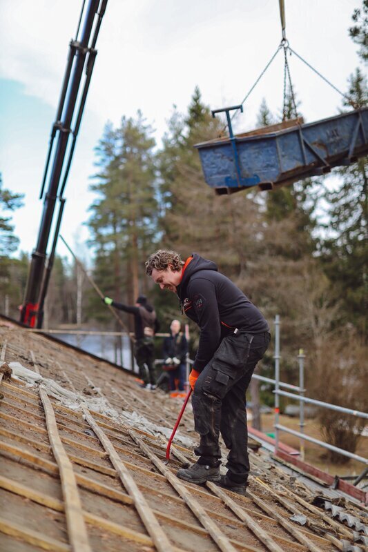Takarbetare som arbetar på ett tak