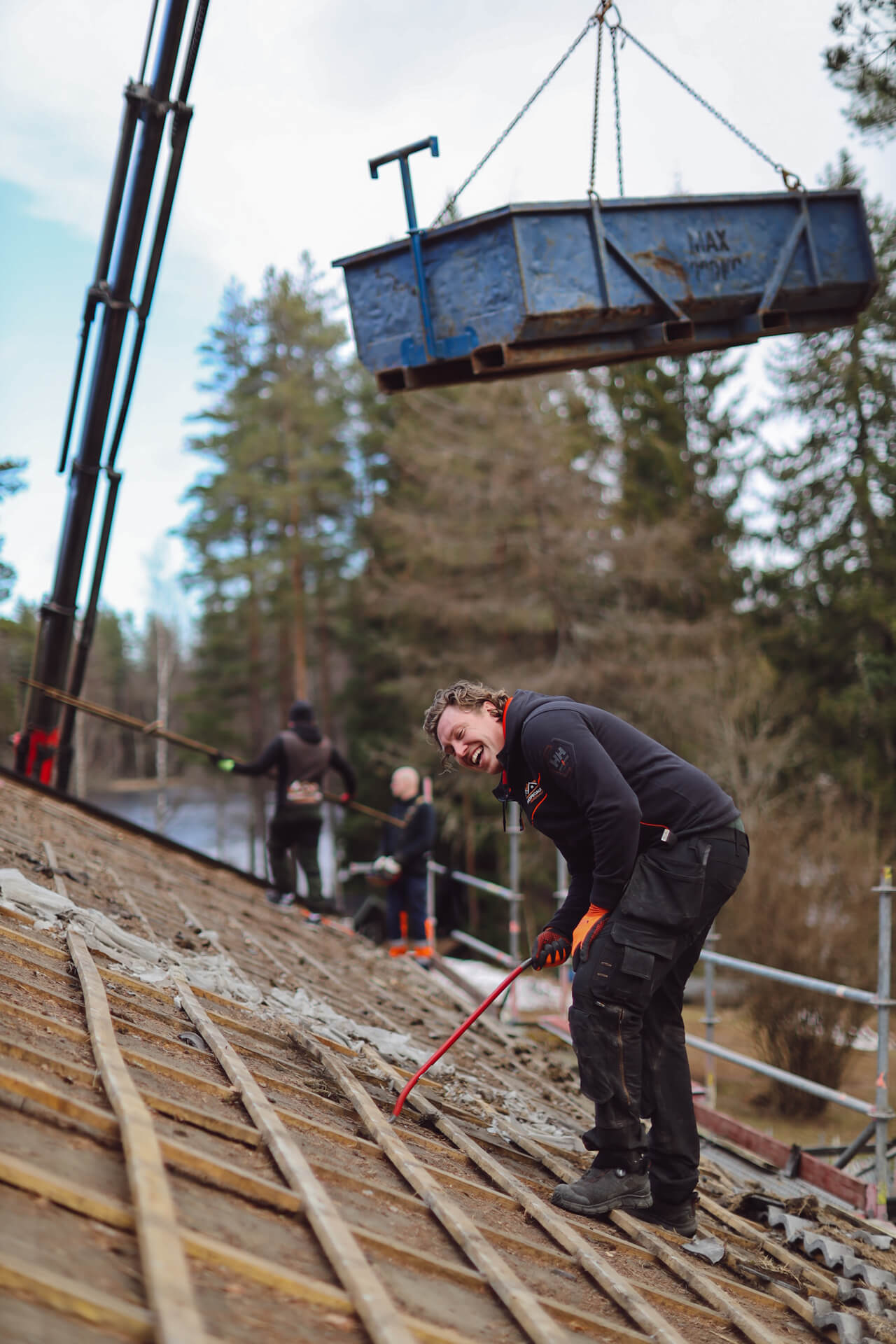 Person som utför takrenovering utomhus