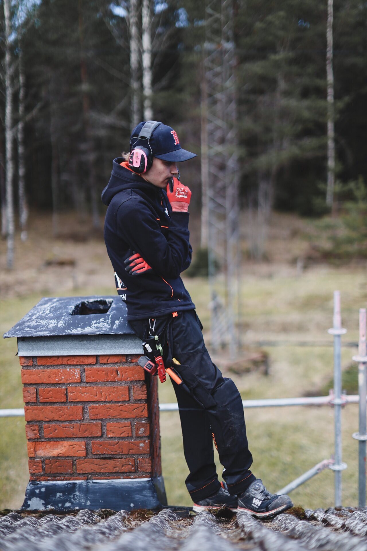 Person som tar paus under takarbete